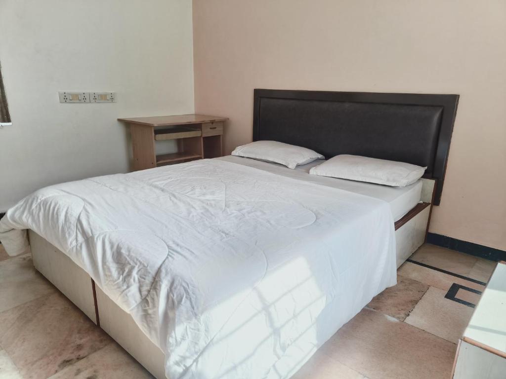 Postel nebo postele na pokoji v ubytování Om Shakthi Suits
