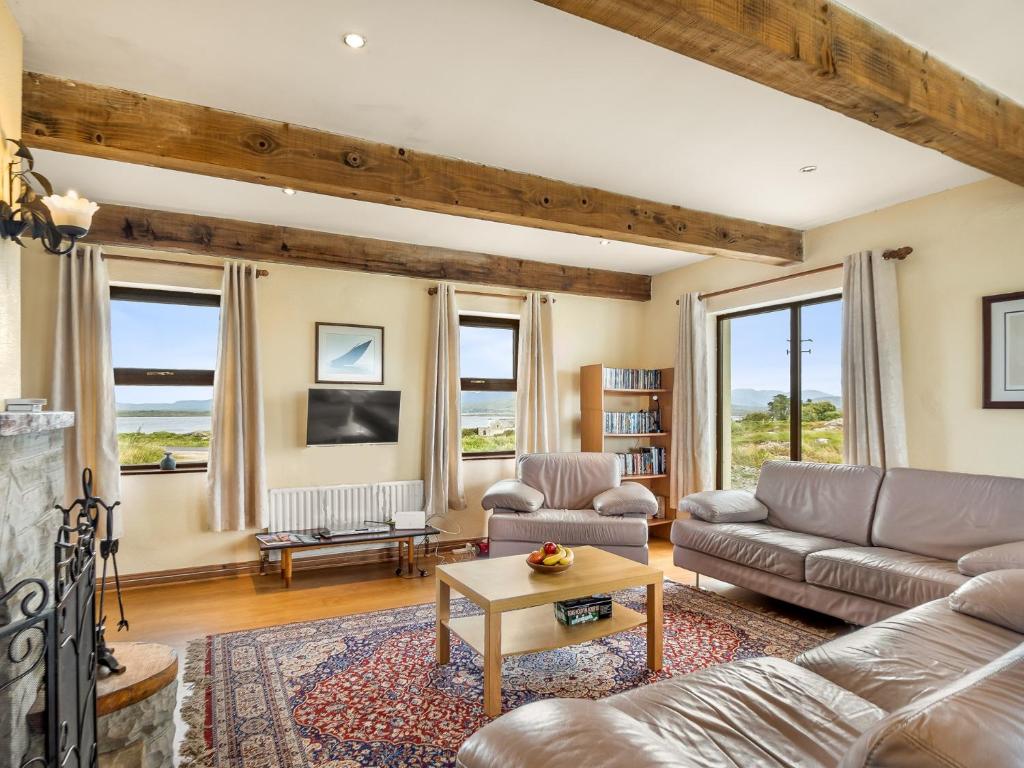 Posezení v ubytování Glynsk Pier Cottage