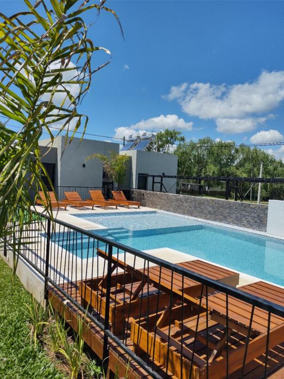 una piscina en el tejado de una casa en Cabañas Posta Litoral, en Colón