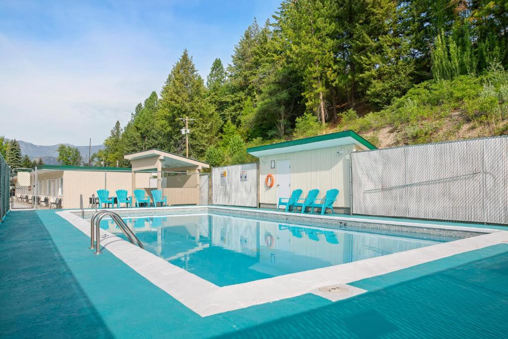 Bazén v ubytování Glenwood Inn & Suites nebo v jeho okolí