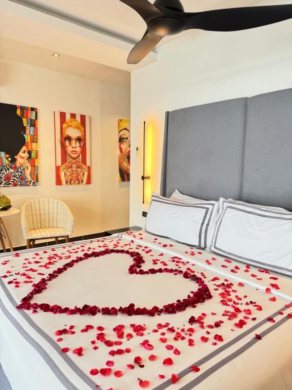 Postel nebo postele na pokoji v ubytování Epic Suites Bohol ADULTS ONLY