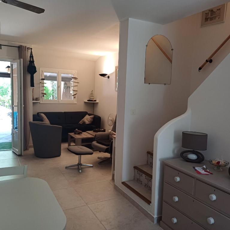 un salon avec un canapé et un miroir dans l'établissement A-Tjughina, à San Ciprianu