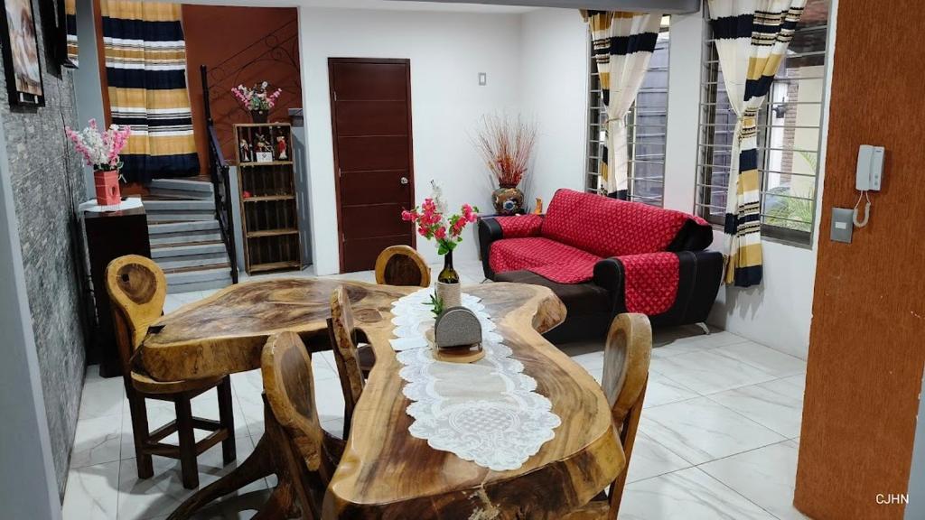 a living room with a wooden table and chairs at Departamento bonito en Santiago Etla in San Sebastián Etla