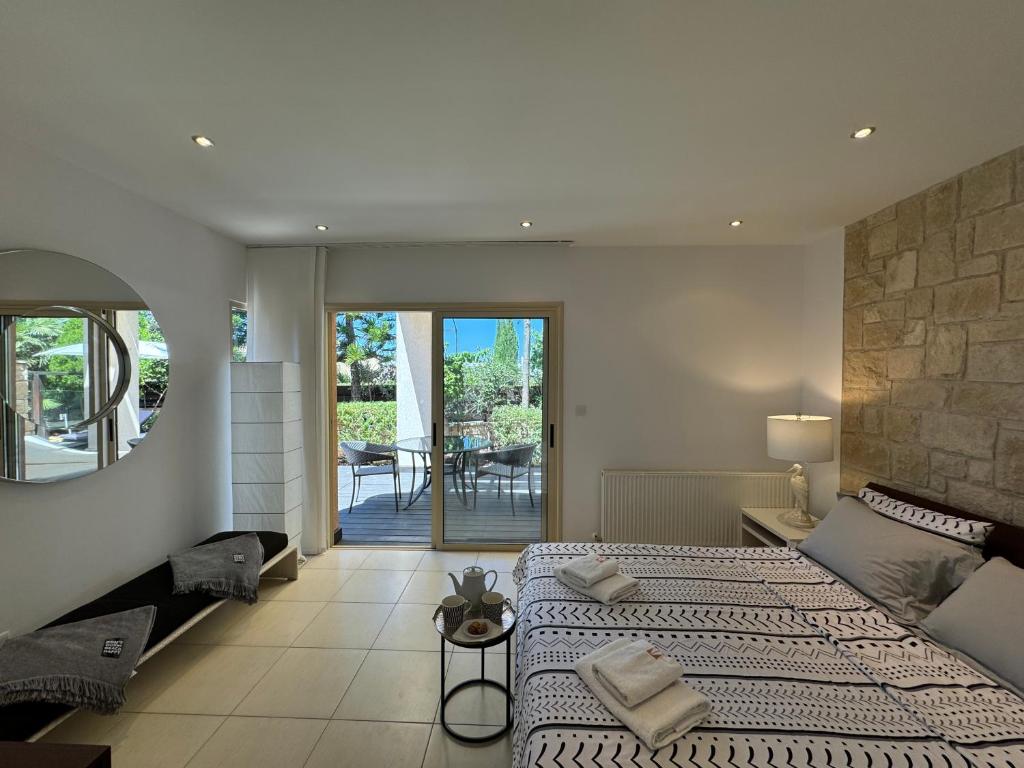 Postel nebo postele na pokoji v ubytování Unique modern beachfront Villa Thalassa Latchi!