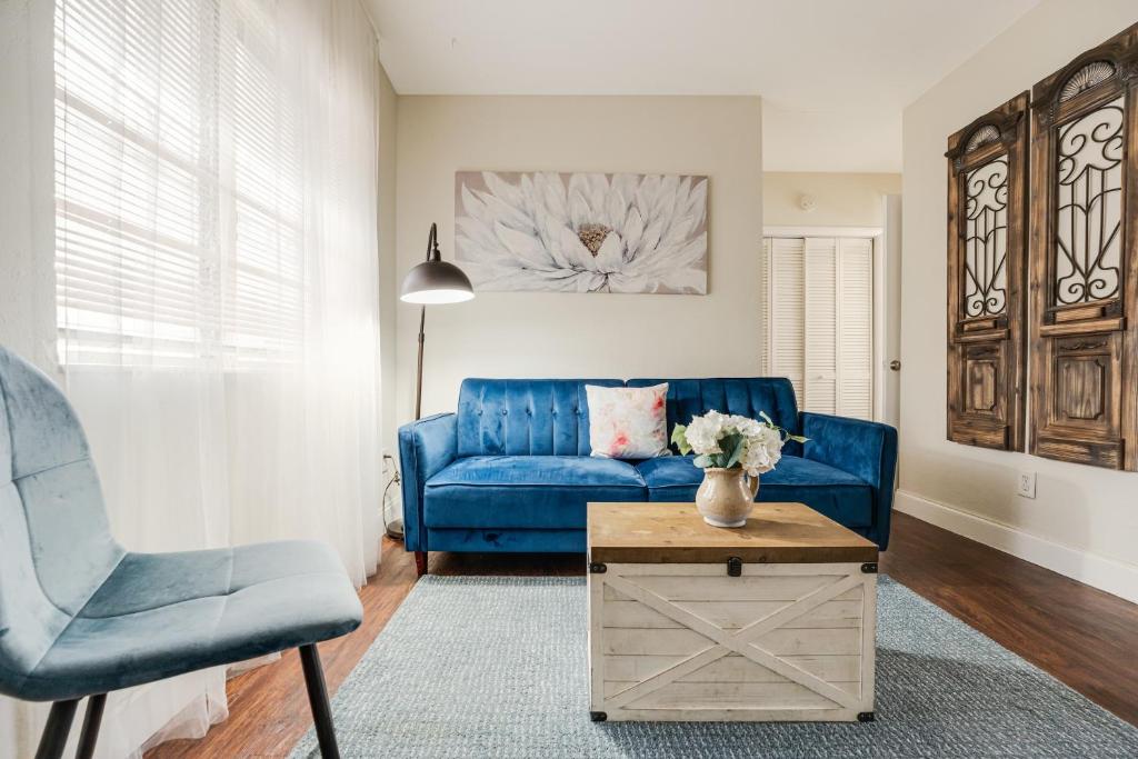 Chic & Colorful 1 Bedroom Retreat Near Brickell - Apartment