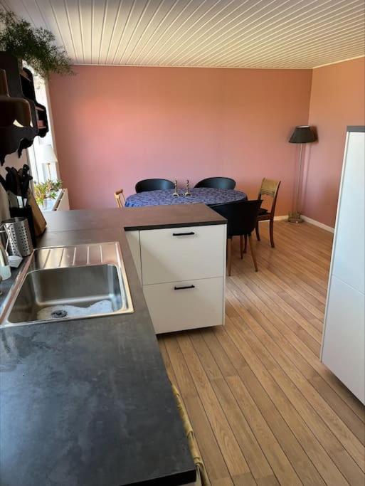 Kuchyň nebo kuchyňský kout v ubytování Hyggeligt byhus i Marstal