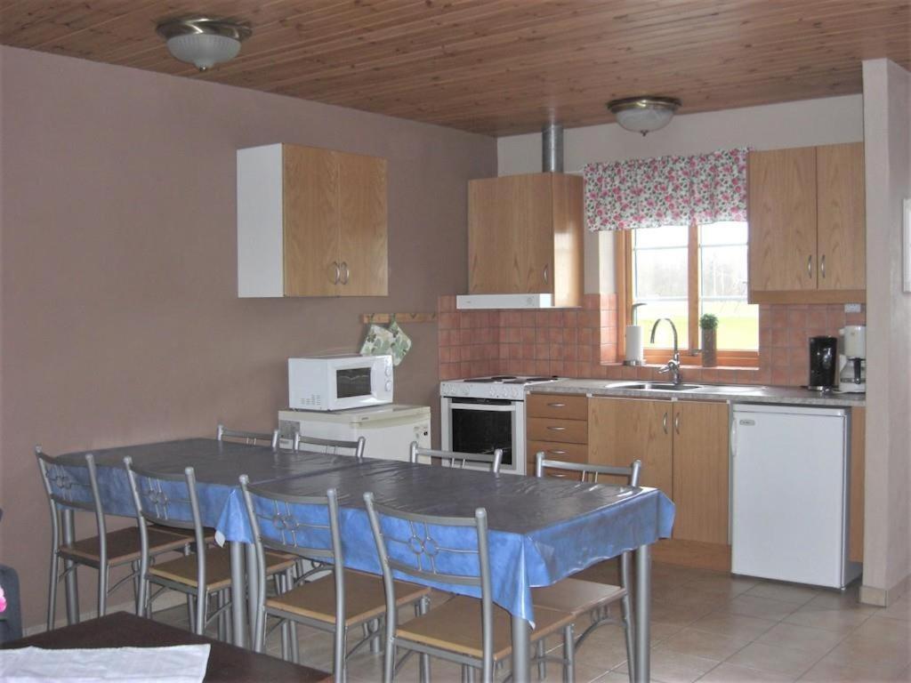 Kuchyň nebo kuchyňský kout v ubytování Awesome Home In Löderup With 2 Bedrooms And Wifi