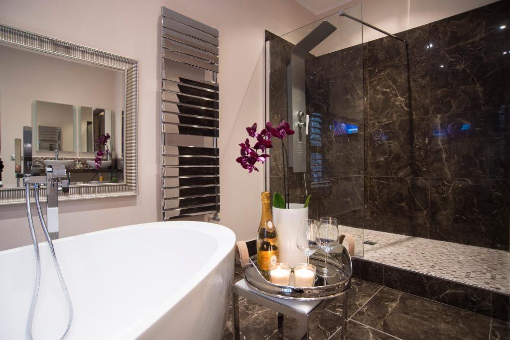 羅馬的住宿－科隆納18號旅館，带浴缸、淋浴和盥洗盆的浴室