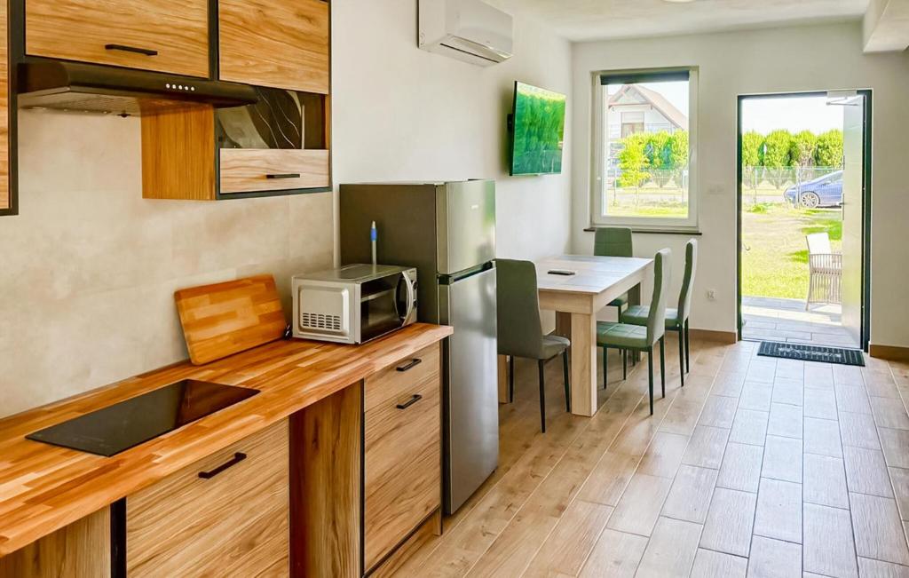 Η κουζίνα ή μικρή κουζίνα στο 2 Bedroom Stunning Home In Pustkowo