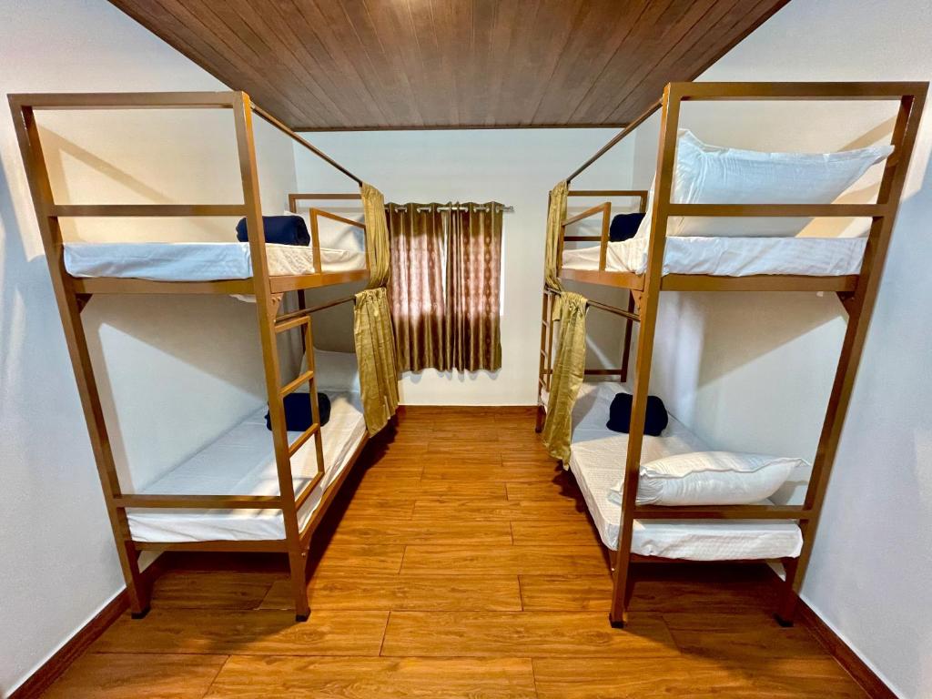 マディケーリにあるiKyam (The Backpackers Hostel/Homestay)の二段ベッドが2つある部屋
