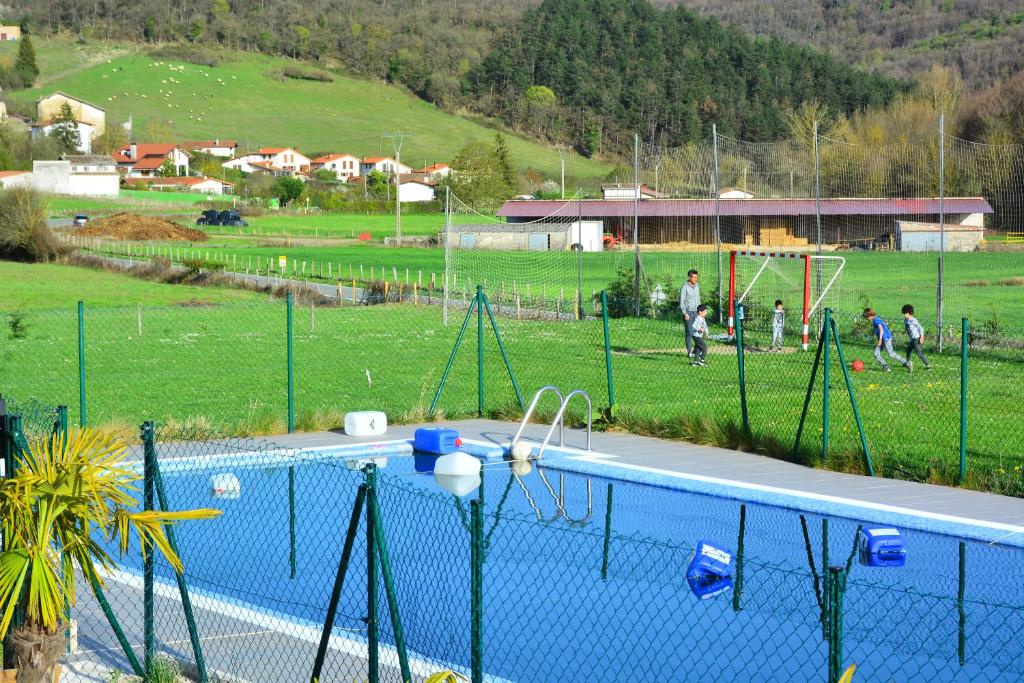 Bazén v ubytování Camping IZARPE nebo v jeho okolí