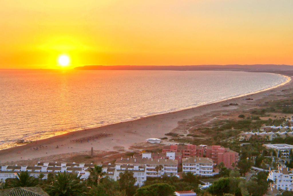 a view of the beach at sunset at Apartamento Atlanterra Playa in Zahara de los Atunes