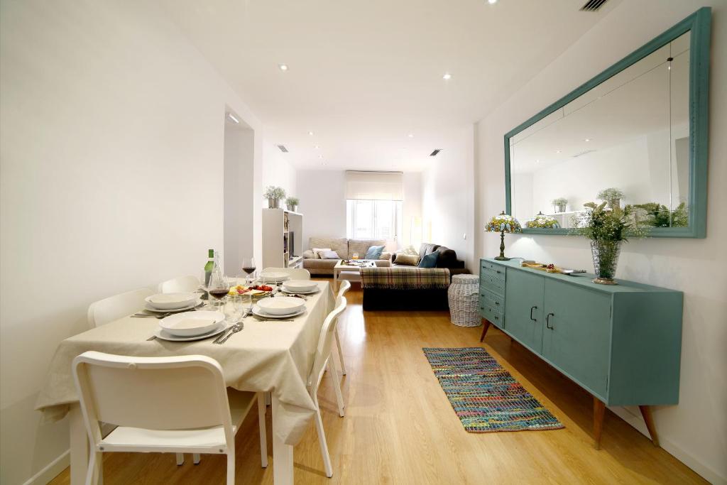 une salle à manger avec une table et un meuble bleu dans l'établissement Apartamento La Flamenquita, à Malaga