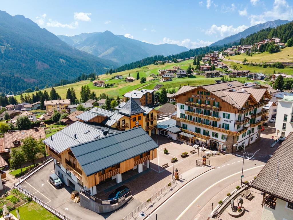 Nespecifikovaný výhled na hory nebo výhled na hory při pohledu z hotelu