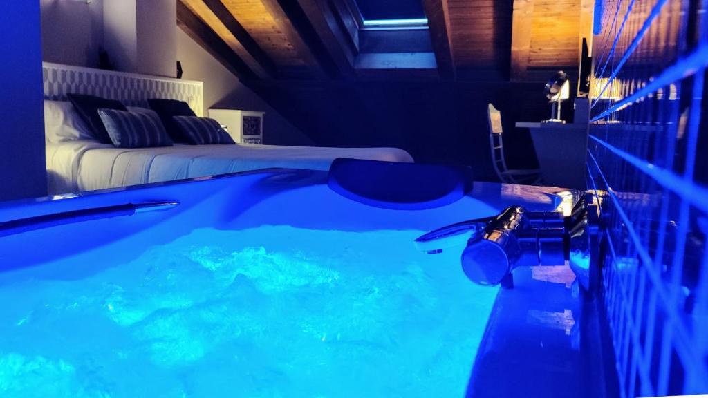 艾利翁Apartamentos La Alborada Medieval的带游泳池和床的房间