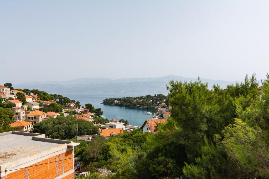 una vista di una città e di uno specchio d'acqua di Apartment Ivope a Splitska