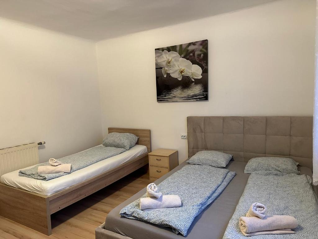 Postel nebo postele na pokoji v ubytování Cheap Outlet Center Apartment with Pool