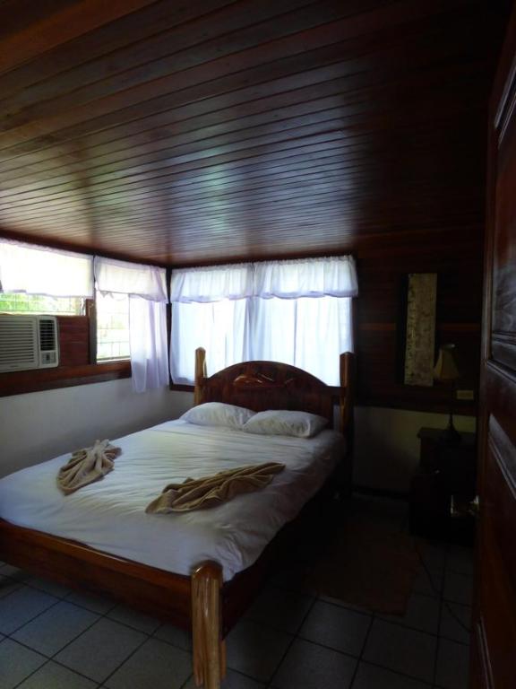 Postel nebo postele na pokoji v ubytování Corcovado Beach Lodge