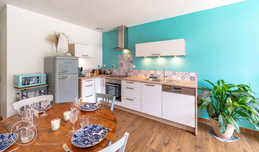 une cuisine avec une table et une salle à manger dans l'établissement L'écrin de l'Astoria, à Tresserves