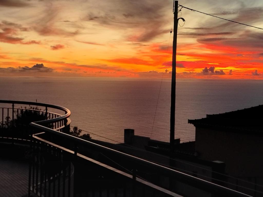 einen Sonnenuntergang über dem Meer mit dem Himmel in der Unterkunft Beautiful View 3 Arco da Calheta - Ilha da Madeira in Arco da Calheta