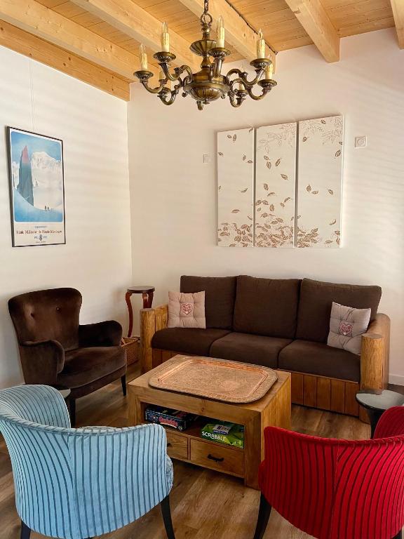 un salon avec un canapé et une table dans l'établissement La MaiZon du Bois 1 er étage, à Champagny-en-Vanoise