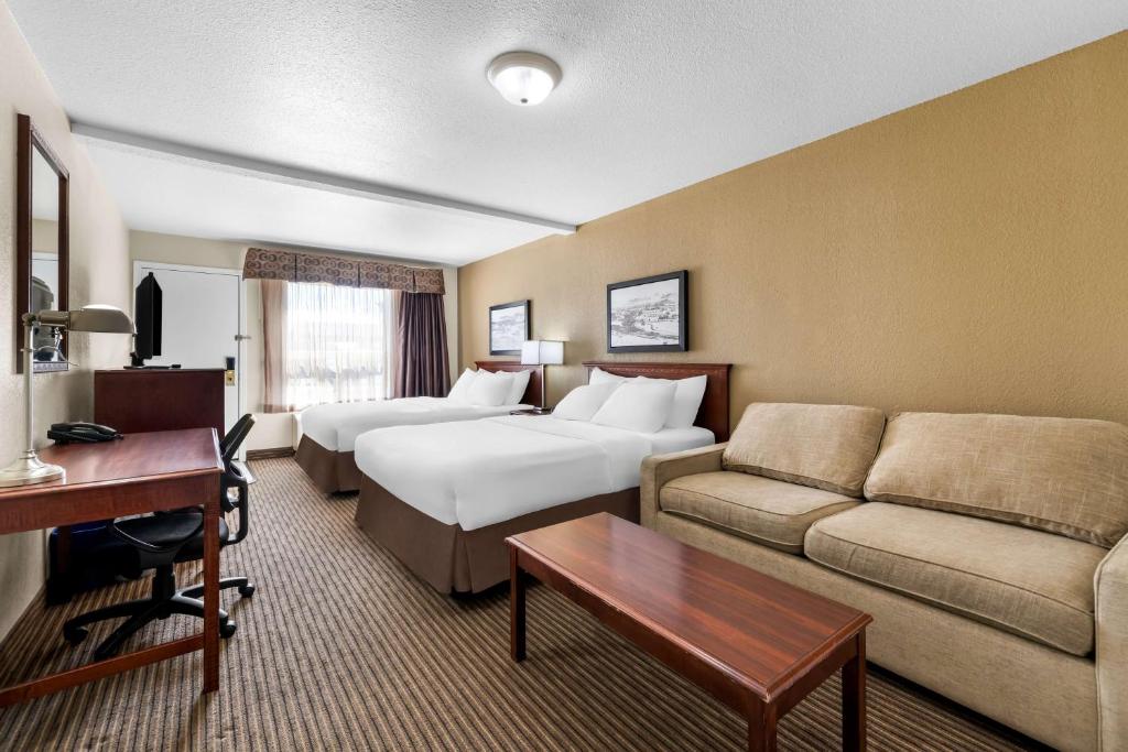 Een bed of bedden in een kamer bij SureStay Plus Hotel by Best Western Drumheller