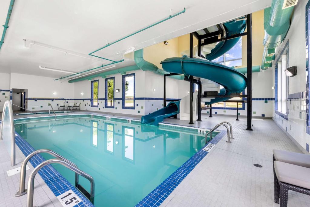 Het zwembad bij of vlak bij SureStay Plus Hotel by Best Western Drumheller