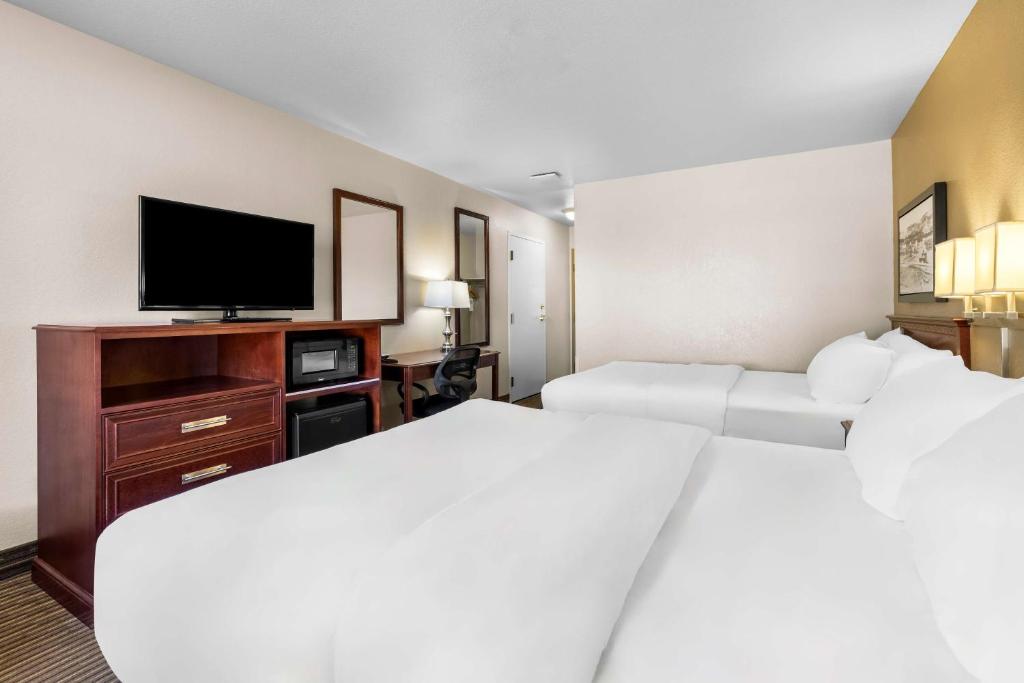 Een bed of bedden in een kamer bij SureStay Plus Hotel by Best Western Drumheller