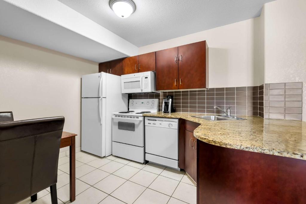 Een keuken of kitchenette bij SureStay Plus Hotel by Best Western Drumheller