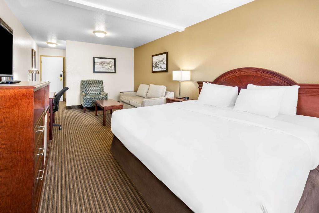 Een bed of bedden in een kamer bij SureStay Plus Hotel by Best Western Drumheller