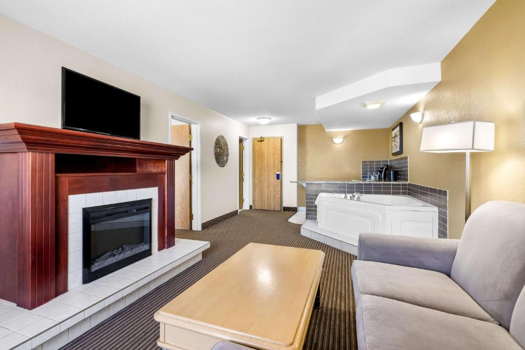 Een TV en/of entertainmentcenter bij SureStay Plus Hotel by Best Western Drumheller
