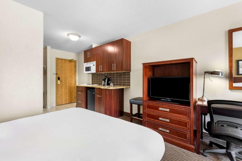 Een keuken of kitchenette bij SureStay Plus Hotel by Best Western Drumheller