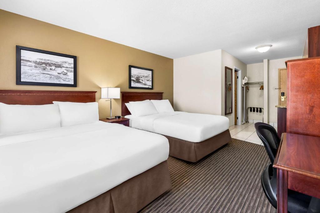 Een bed of bedden in een kamer bij SureStay Plus Hotel by Best Western Drumheller