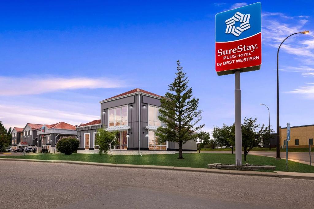 Afbeelding uit fotogalerij van SureStay Plus Hotel by Best Western Drumheller in Drumheller