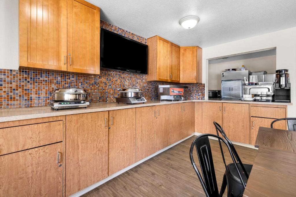 Een keuken of kitchenette bij SureStay Plus Hotel by Best Western Drumheller