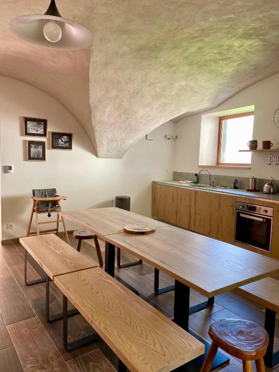 eine Küche mit Holztischen und einem Waschbecken in der Unterkunft La MaiZon du Bois Rez-de-Chaussée in Champagny-en-Vanoise