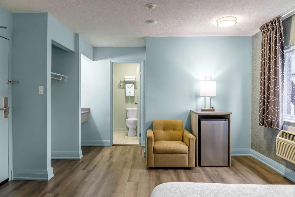Posezení v ubytování Motel 6 Niagara Falls, ON Near the Falls