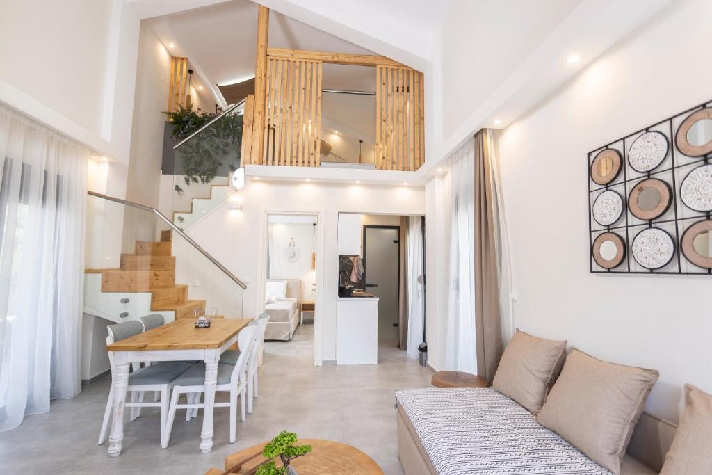 een woonkamer met een bank en een tafel bij Ionas Apartments 3 in Nea Skioni
