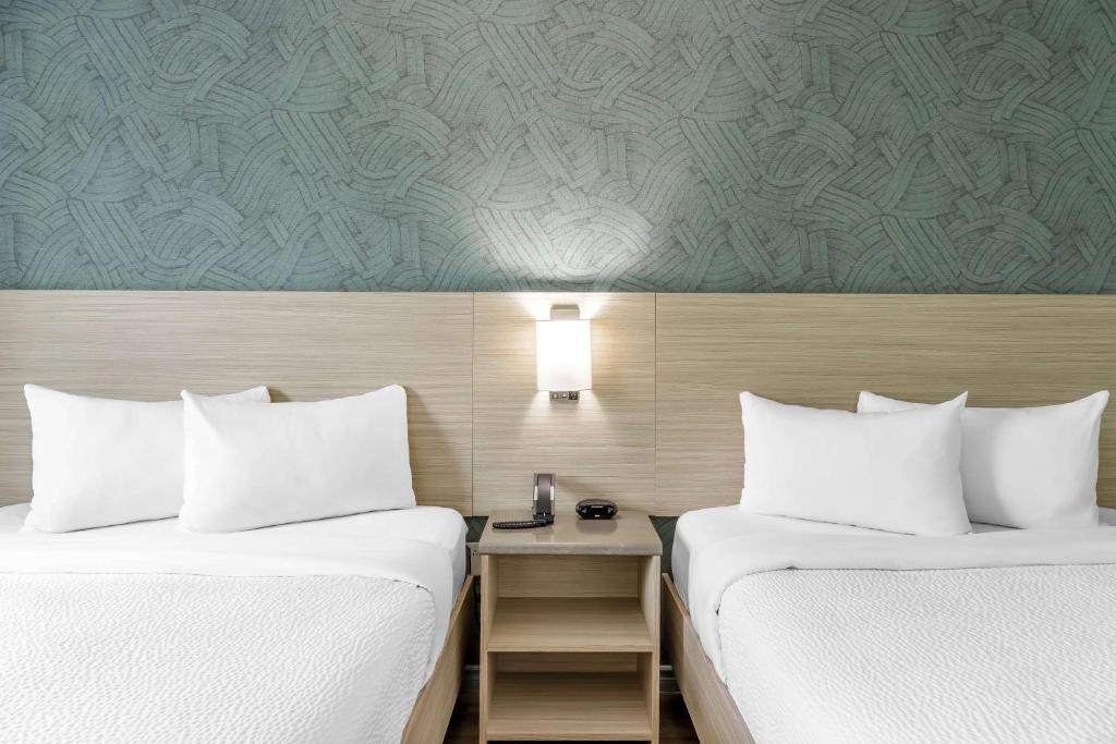 
Deluxe Queen Room with Two Queen Beds - Non-Smoking
