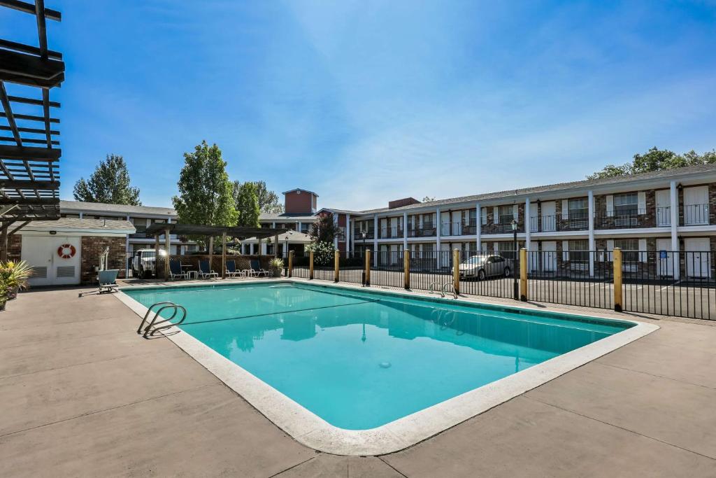a swimming pool in front of a building at Best Western Horizon Inn in Medford
