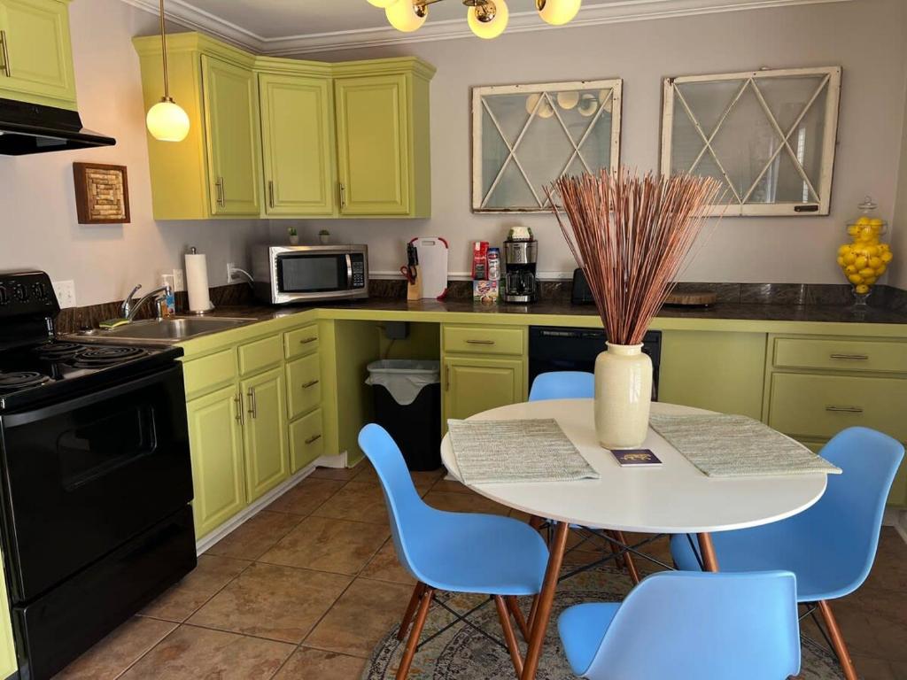 Η κουζίνα ή μικρή κουζίνα στο Cute 2 bedroom near LSU