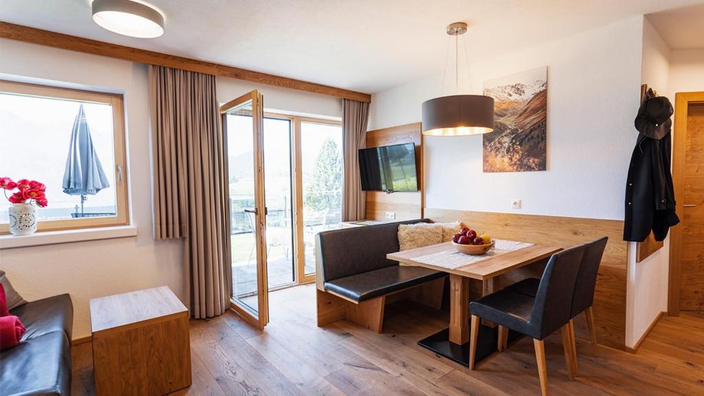 Posezení v ubytování Bergwelten Chalets Fiss