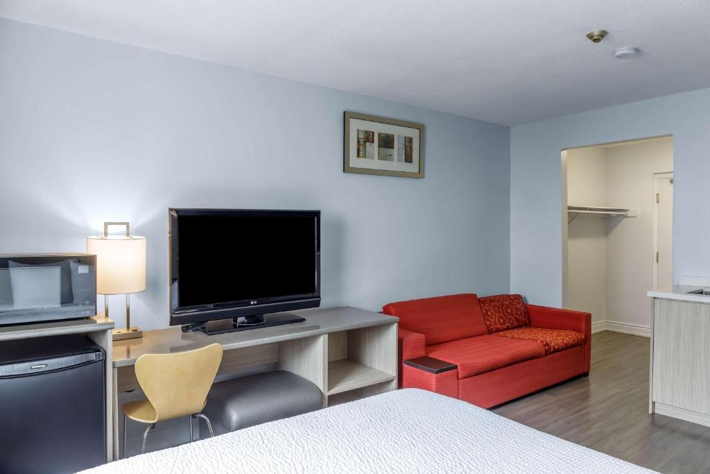 TV a/nebo společenská místnost v ubytování Motel 6 Niagara Falls, ON Near the Falls