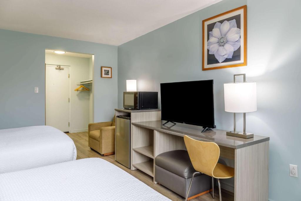 
Queen Room with Two Queen Beds - Non-Smoking
