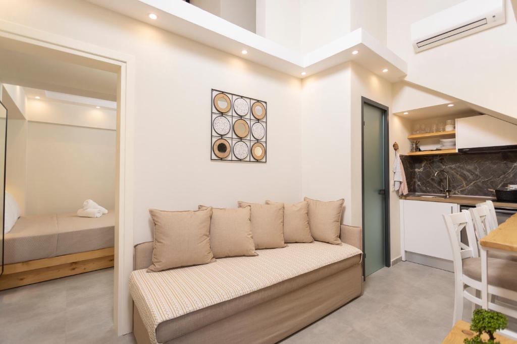 een woonkamer met een bank en een slaapkamer bij Ionas Apartments 5 in Nea Skioni