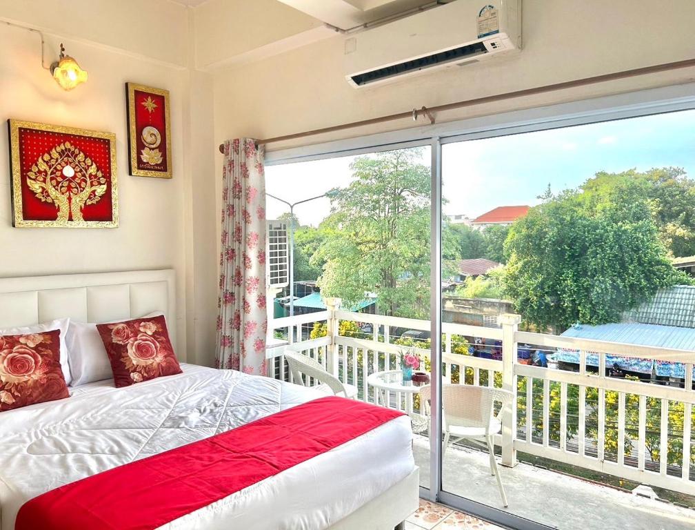 a bedroom with a bed and a large window at Home One Love Ayutthaya main Zone by Baan one love group in Phra Nakhon Si Ayutthaya