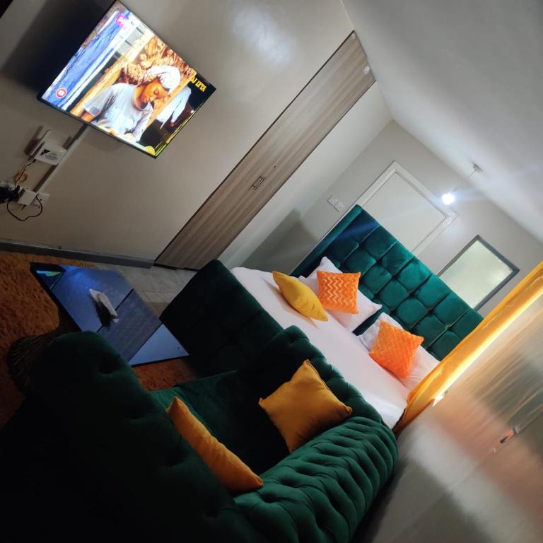 TV a/nebo společenská místnost v ubytování Jessy Stays Nairobi Fedha Estate