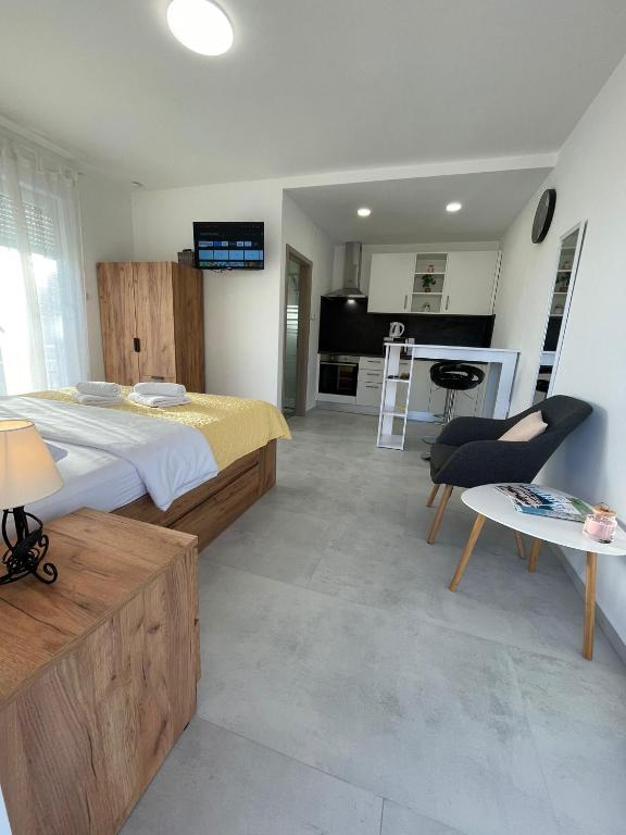 Modern Studio Apartment Iva with Balcony, Free Parking & Wi-Fi, Zadar