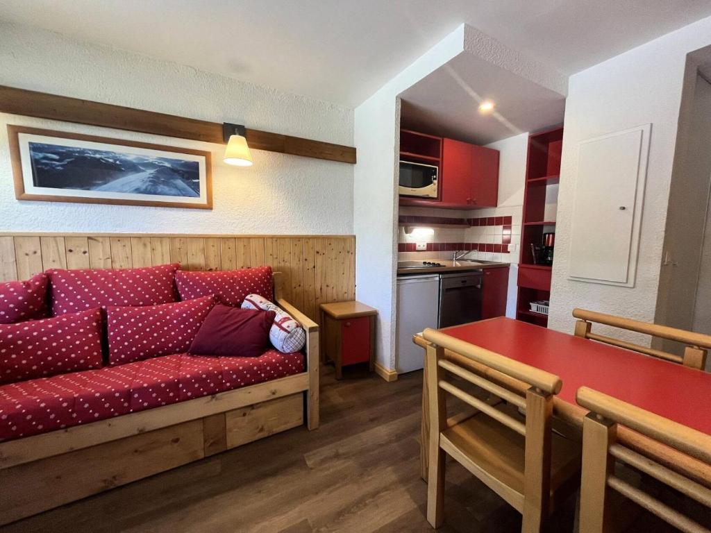 un salon avec un canapé rouge et une cuisine dans l'établissement Résidence Doronic - Résidence DORONIC N°871 MAE-1491, à La Plagne Tarentaise