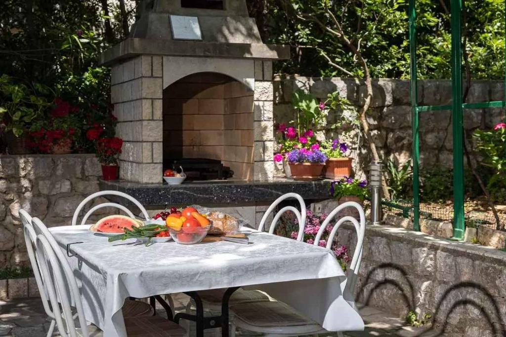 Vonkajšia záhrada v ubytovaní Two-Bedroom Apartment in Crikvenica XXXIII